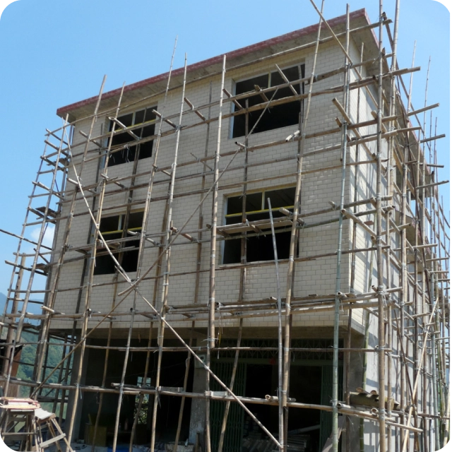 Una construccion de tres pisos en obra en una zona rural 