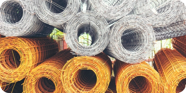 Muchos rollos de malla electrosoldada apilados uno encima de otro